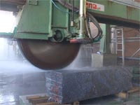 Компания осуществляет производство и доставку изделий из натурального камня в Москву и другие города России.
